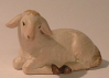 Pema Krippe Schaf liegend links 12 cm.