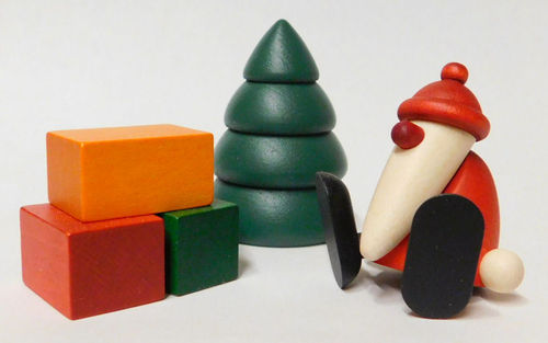 Köhler Miniaturset 1 | Weihnachtsmann auf Kante sitzend mit Baum und Geschenken